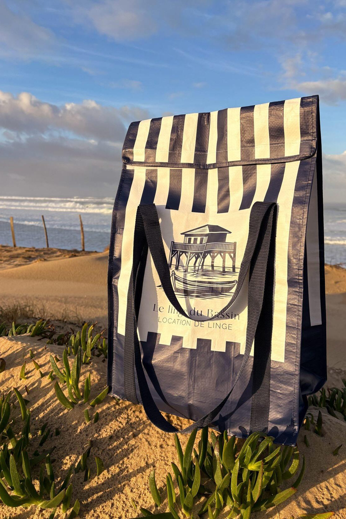 Sac à linge personnalisé rayé marine avec logo - Vue réelle produit fini pour conciergerie et hôtel - COCO PYLA Biscarrosse