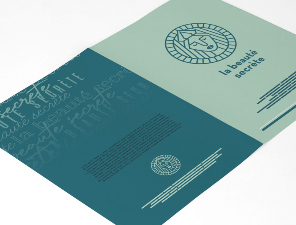 Dépliant papier classique 4 faces personnalisé avec logo la basile secrète, disponible en vert menthe et bleu canard, livré à plat