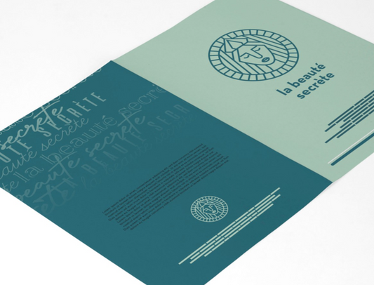 Dépliant papier classique 4 faces personnalisé avec logo la basile secrète, disponible en vert menthe et bleu canard, livré à plat