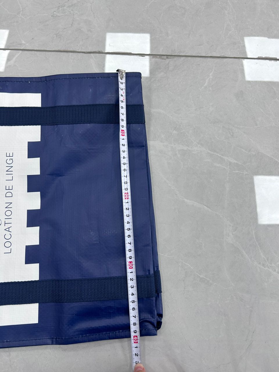 Démonstration mesures sac à linge personnalisé 70x40x30cm - Capacité lit double conciergerie hôtel - Logo sublimé COCO PYLA