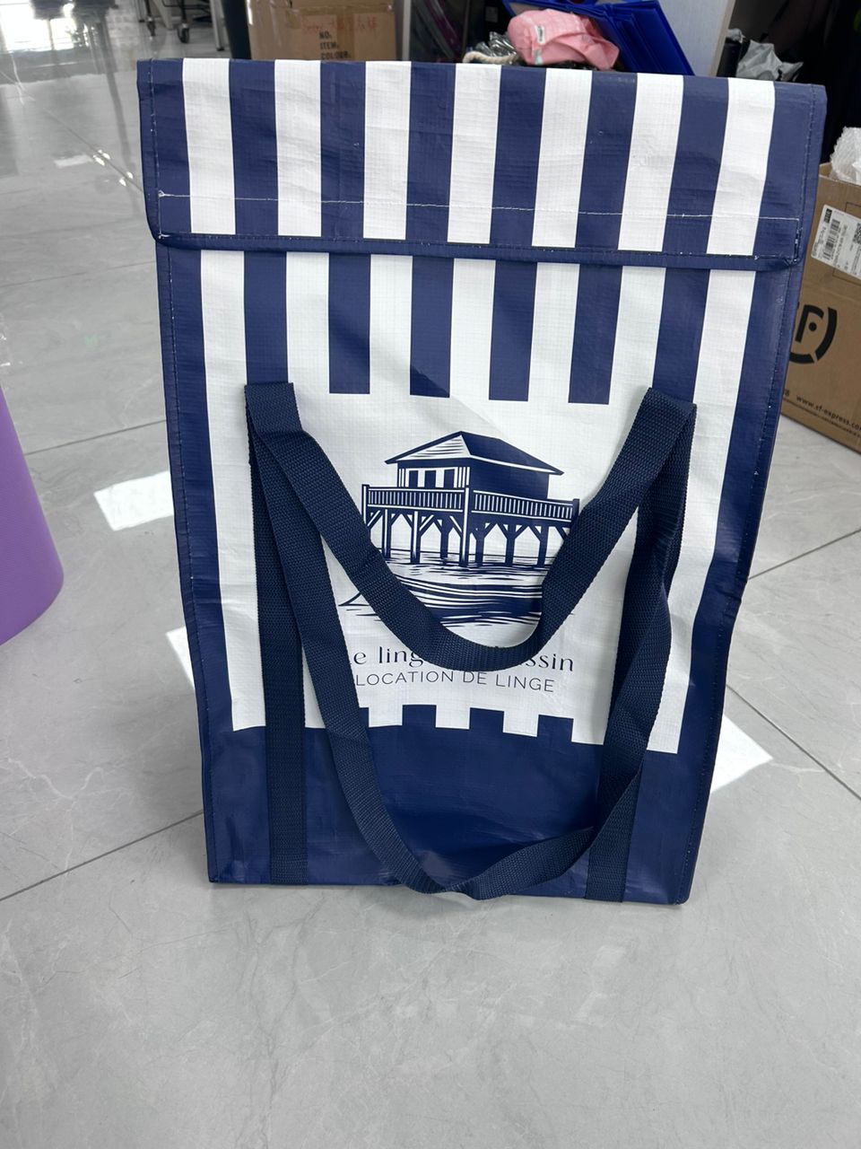 Sac à linge personnalisable avec logo pour conciergerie et hôtel - Design rayé marine avec pochette transparente et double anse - Sublimation textile COCO PYLA