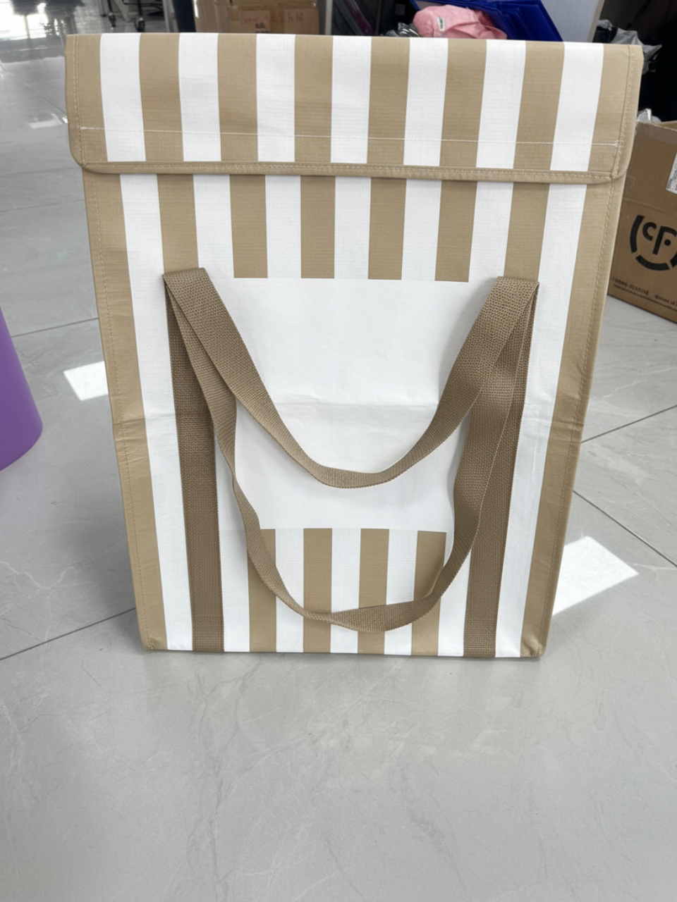 Sac à linge sable et blanc avec anses sable foncé